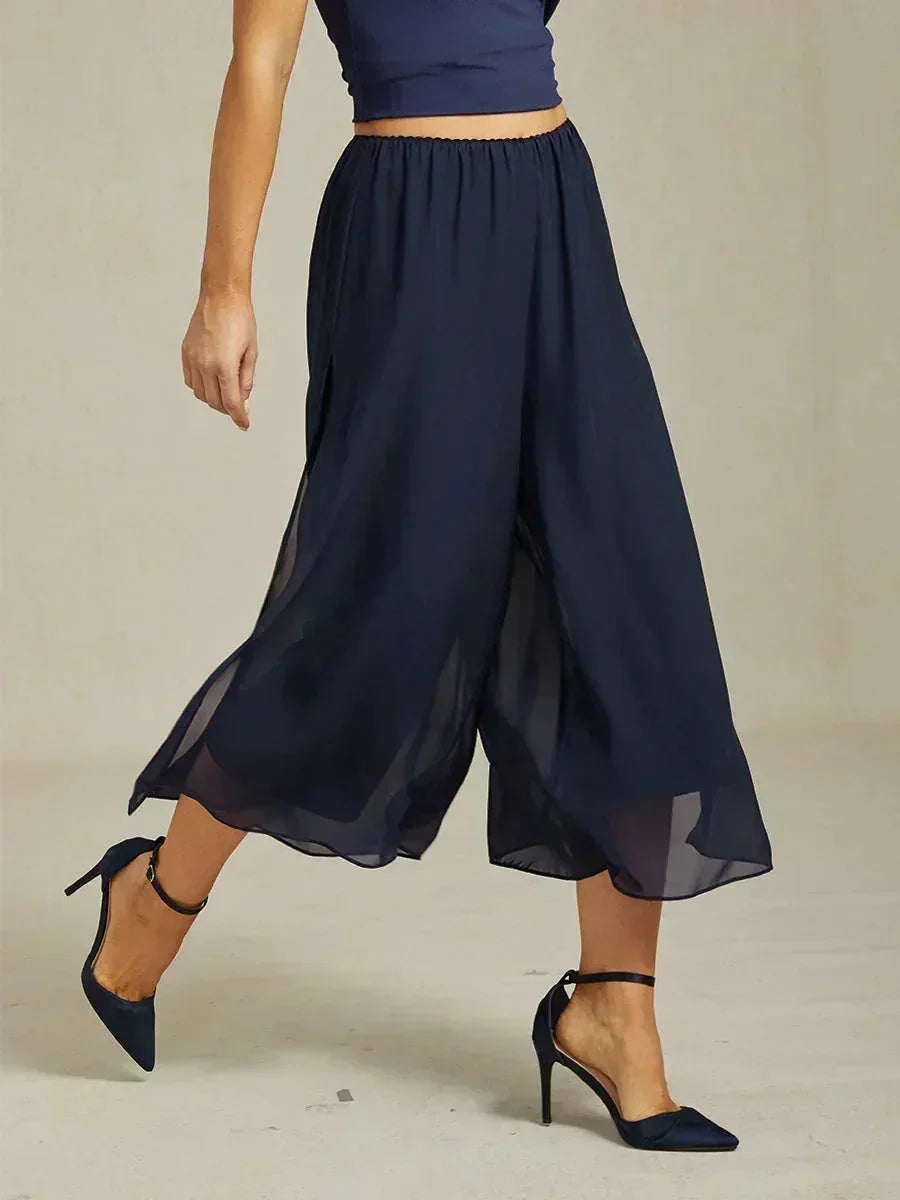 Kurze Hose mit geradem Bein und Chiffon-Überzug mit Schlitz am Bein
