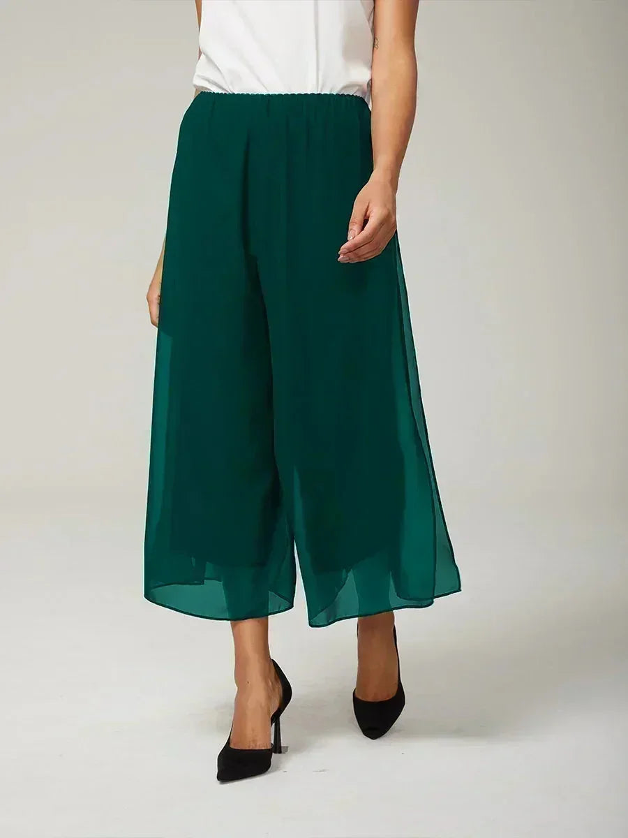 Kurze Hose mit geradem Bein und Chiffon-Überzug mit Schlitz am Bein