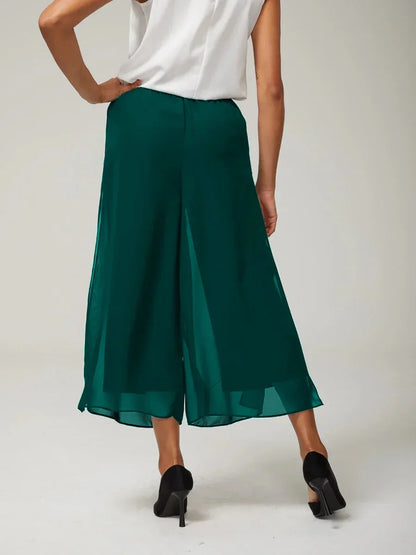 Kurze Hose mit geradem Bein und Chiffon-Überzug mit Schlitz am Bein