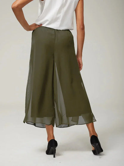 Kurze Hose mit geradem Bein und Chiffon-Überzug mit Schlitz am Bein