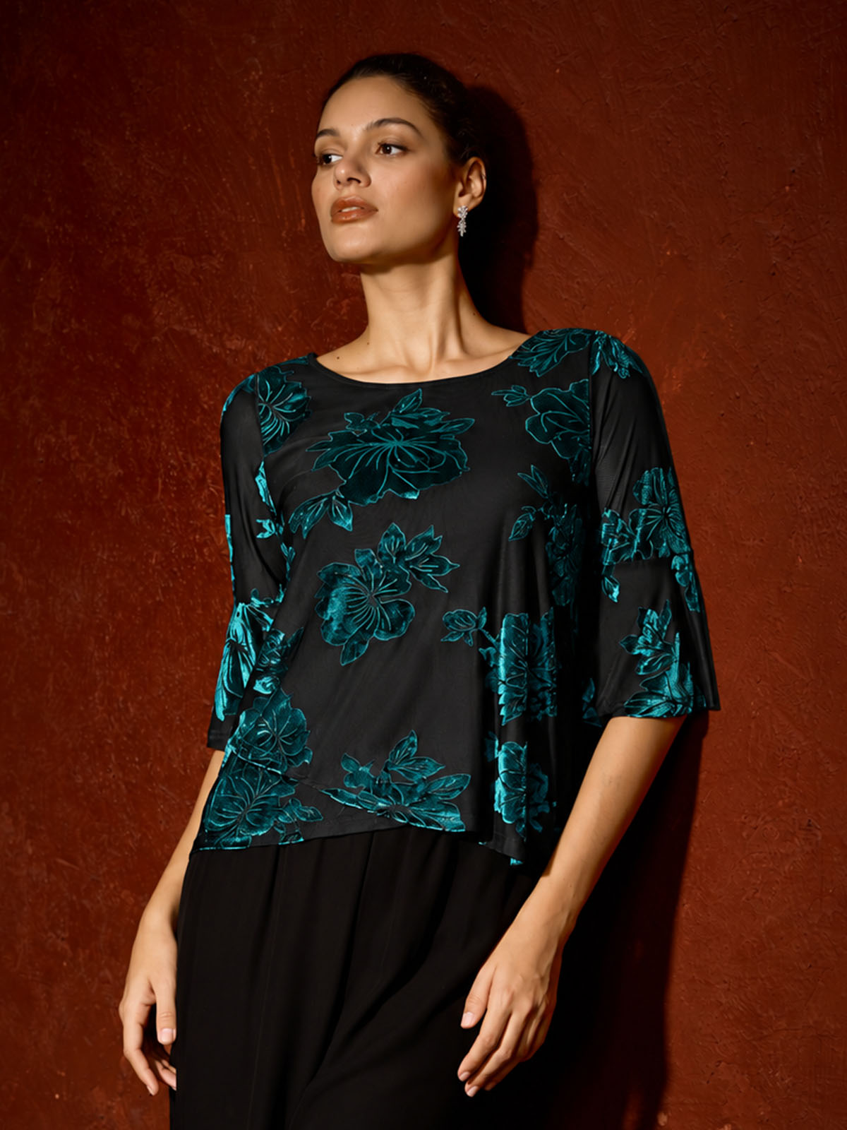 Elegante Bluse mit asymmetrischem Saum und Blumenmuster