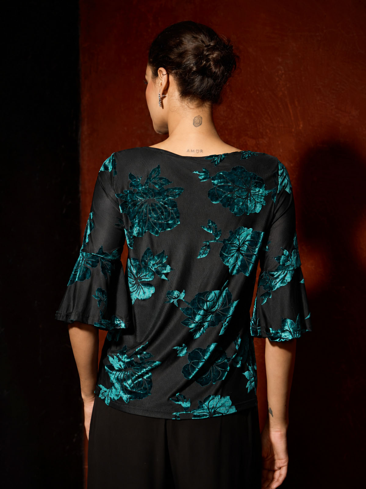 Elegante Bluse mit asymmetrischem Saum und Blumenmuster
