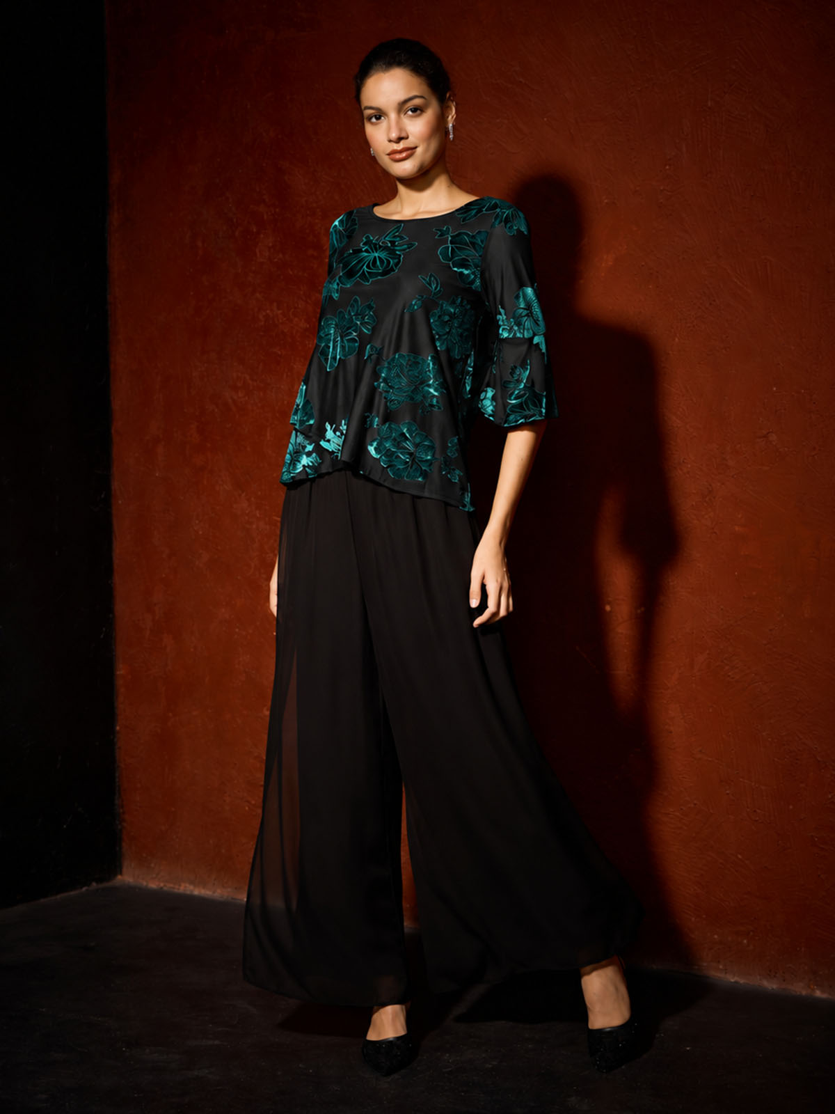 Elegante Bluse mit asymmetrischem Saum und Blumenmuster