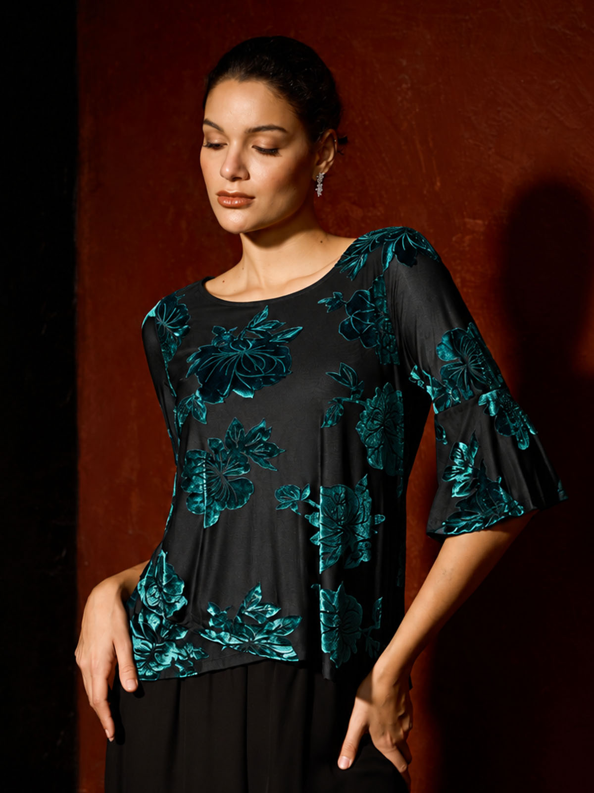 Elegante Bluse mit asymmetrischem Saum und Blumenmuster