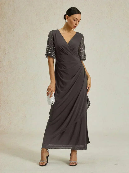 Elegantes Abendkleid mit verzierten Volantärmeln