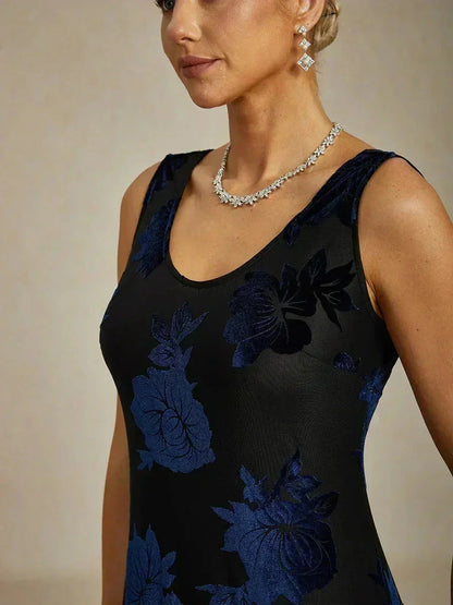 Abendkleid mit Blumenmuster und asymmetrischem Saum