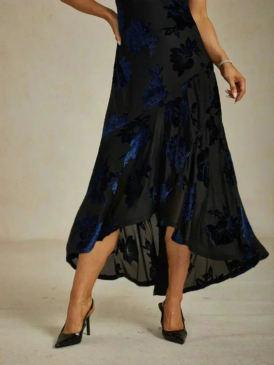 Abendkleid mit Blumenmuster und asymmetrischem Saum