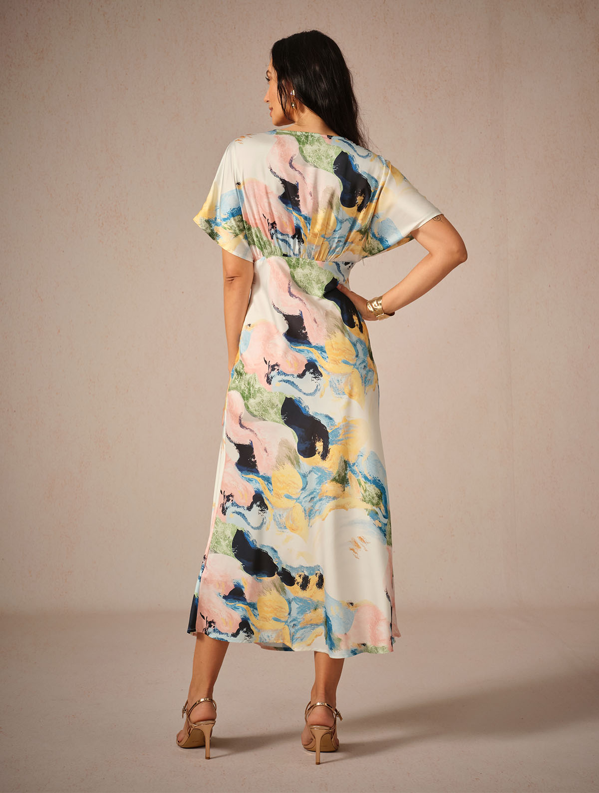 Maxikleid aus Satin mit Batikmuster und Marmorprint