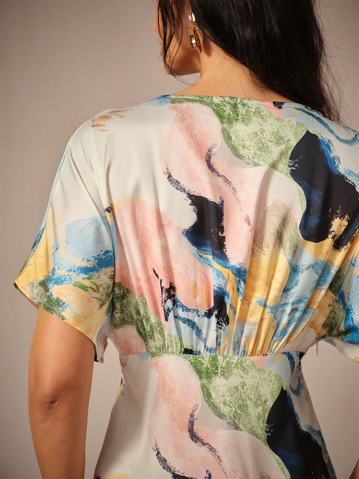 Maxikleid aus Satin mit Batikmuster und Marmorprint