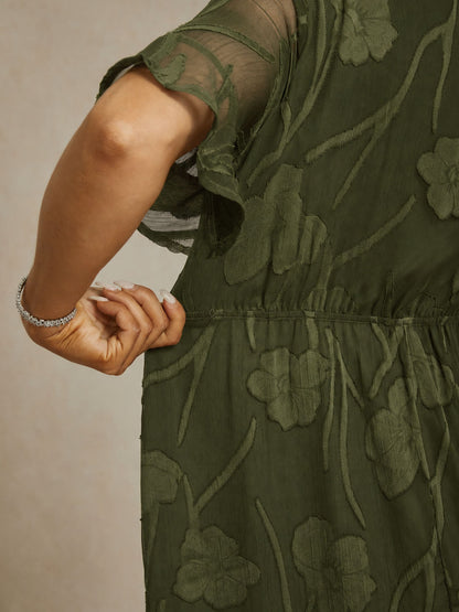 Maxikleid mit Rüschen und flatternder Spitze