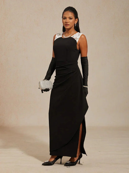 Ärmelloses Kleid aus mattem Satin mit Spitzendetails