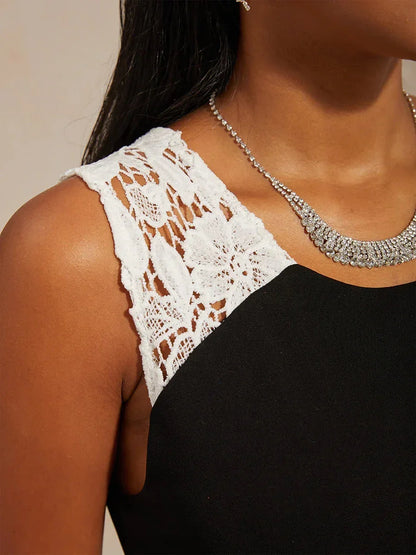 Ärmelloses Kleid aus mattem Satin mit Spitzendetails