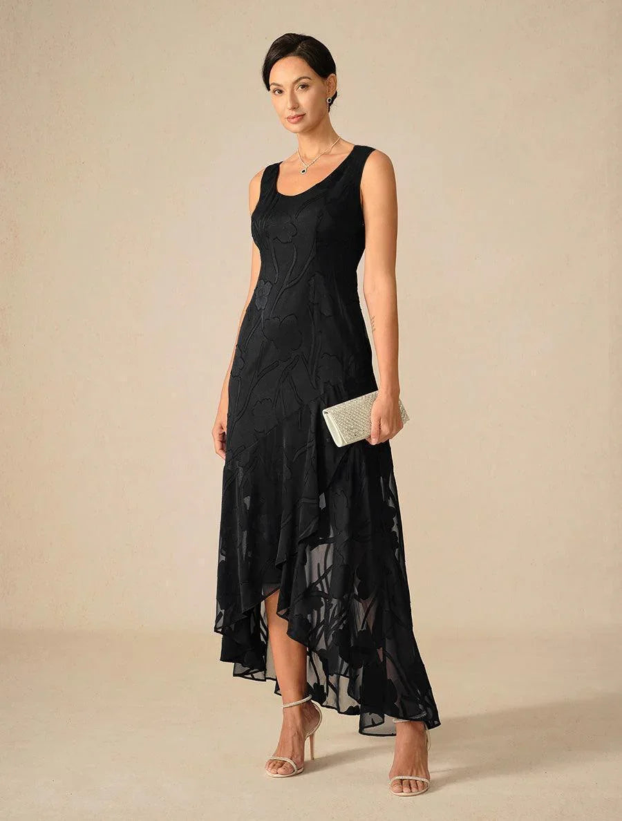 Marineblå blomstrete chiffon-kveldskjole med asymmetrisk kant