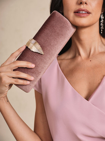 Samt-Clutch mit goldener Feder