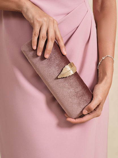 Samt-Clutch mit goldener Feder