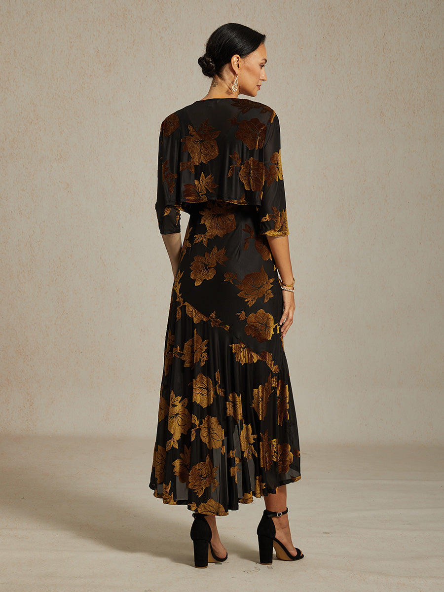 Abendkleid mit Blumenmuster und asymmetrischem Saum