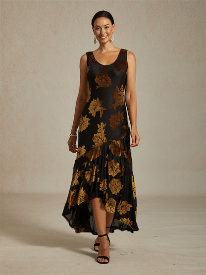 Abendkleid mit Blumenmuster und asymmetrischem Saum