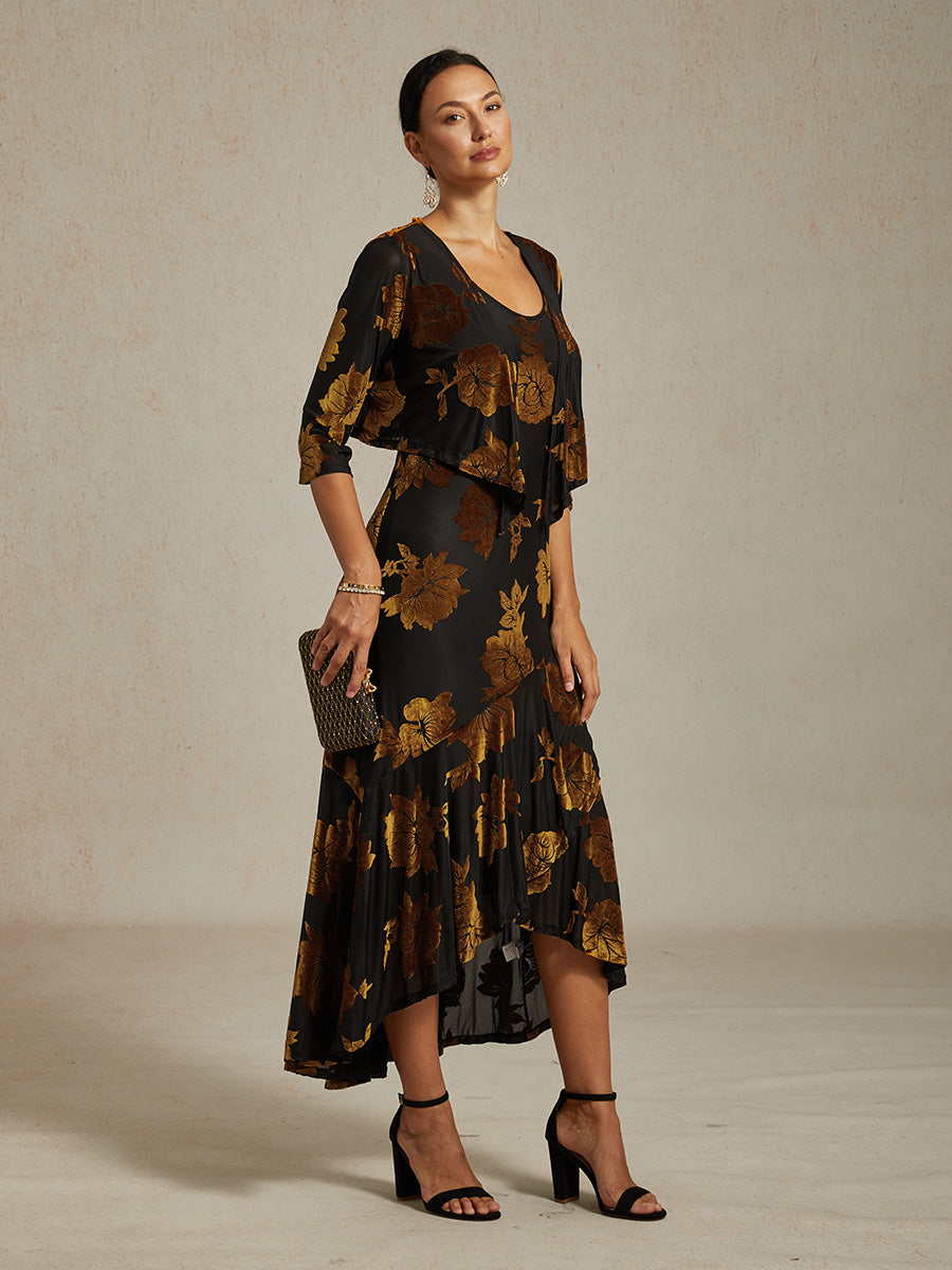 Abendkleid mit Blumenmuster und asymmetrischem Saum
