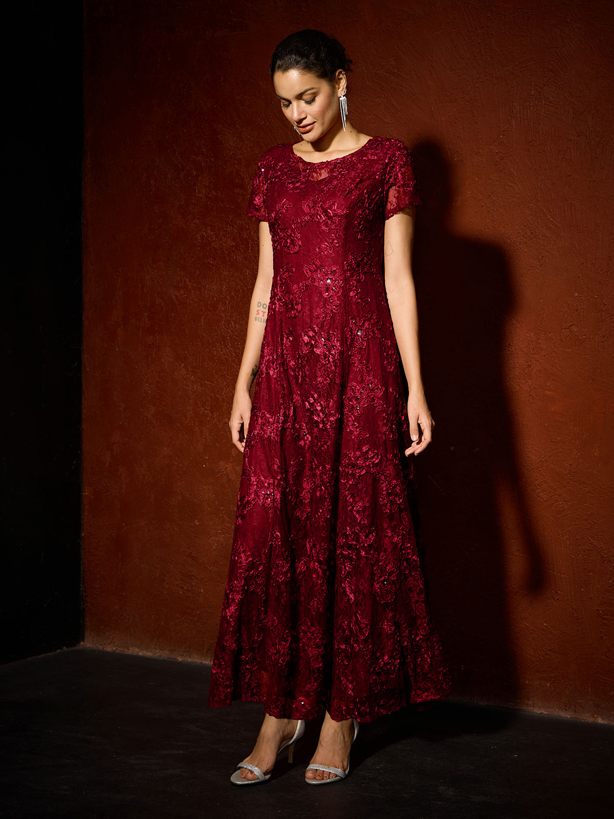 A-Linien-Kleid aus Rosettenspitze mit Paillettenverzierung