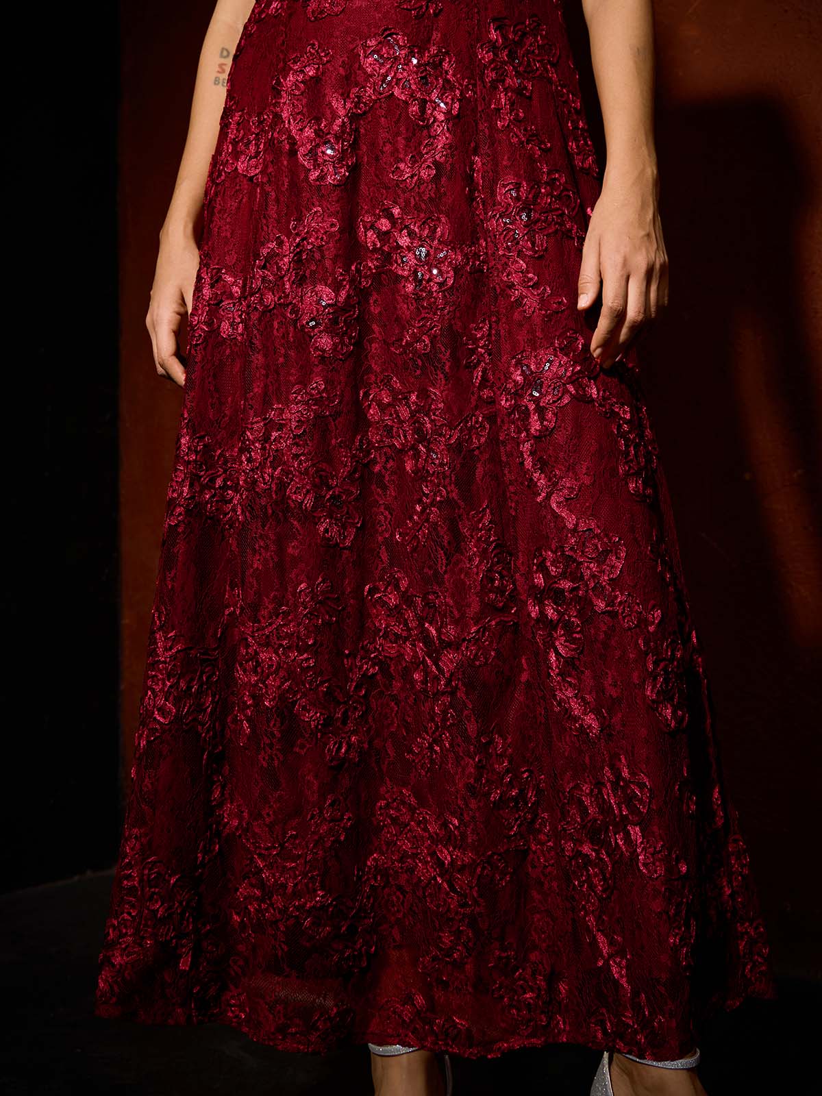 A-Linien-Kleid aus Rosettenspitze mit Paillettenverzierung
