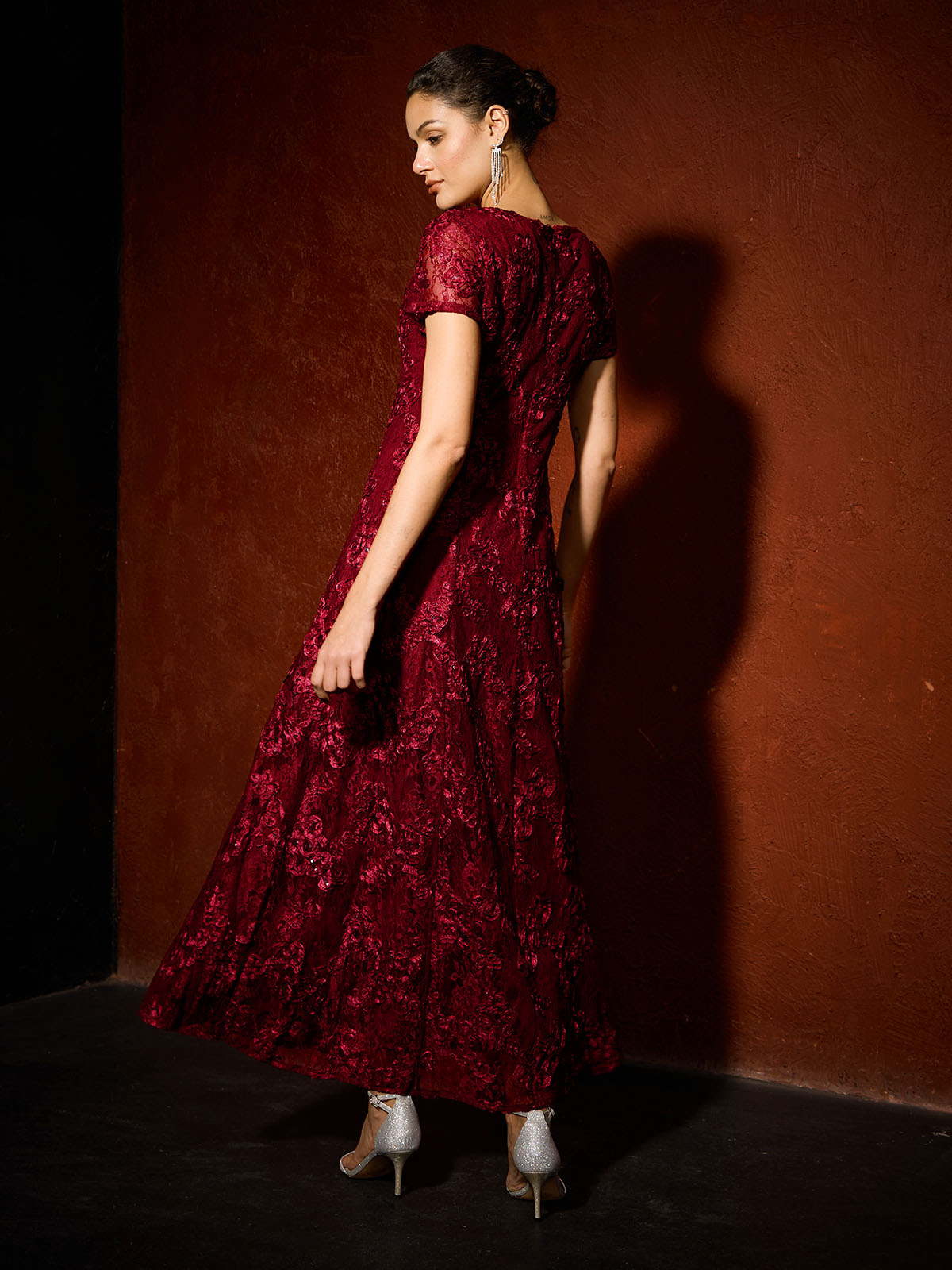A-Linien-Kleid aus Rosettenspitze mit Paillettenverzierung