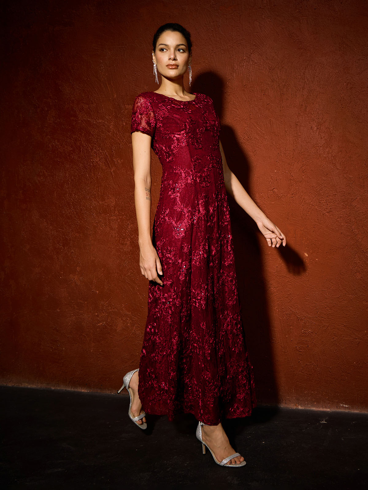 A-Linien-Kleid aus Rosettenspitze mit Paillettenverzierung