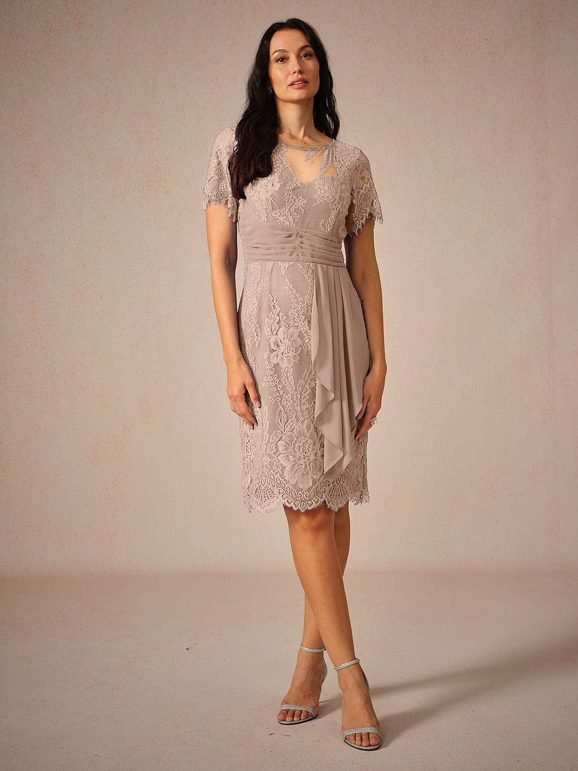 Gerafftes, gestuftes Chiffonkleid mit plissierter Spitze