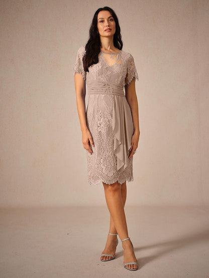 Gerafftes, gestuftes Chiffonkleid mit plissierter Spitze