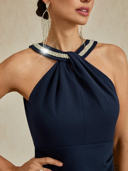 Elegante kokerjurk met contour en versierde halternek