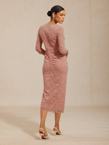 Midikleid aus Spitze mit Raffungen und Frontschlitz