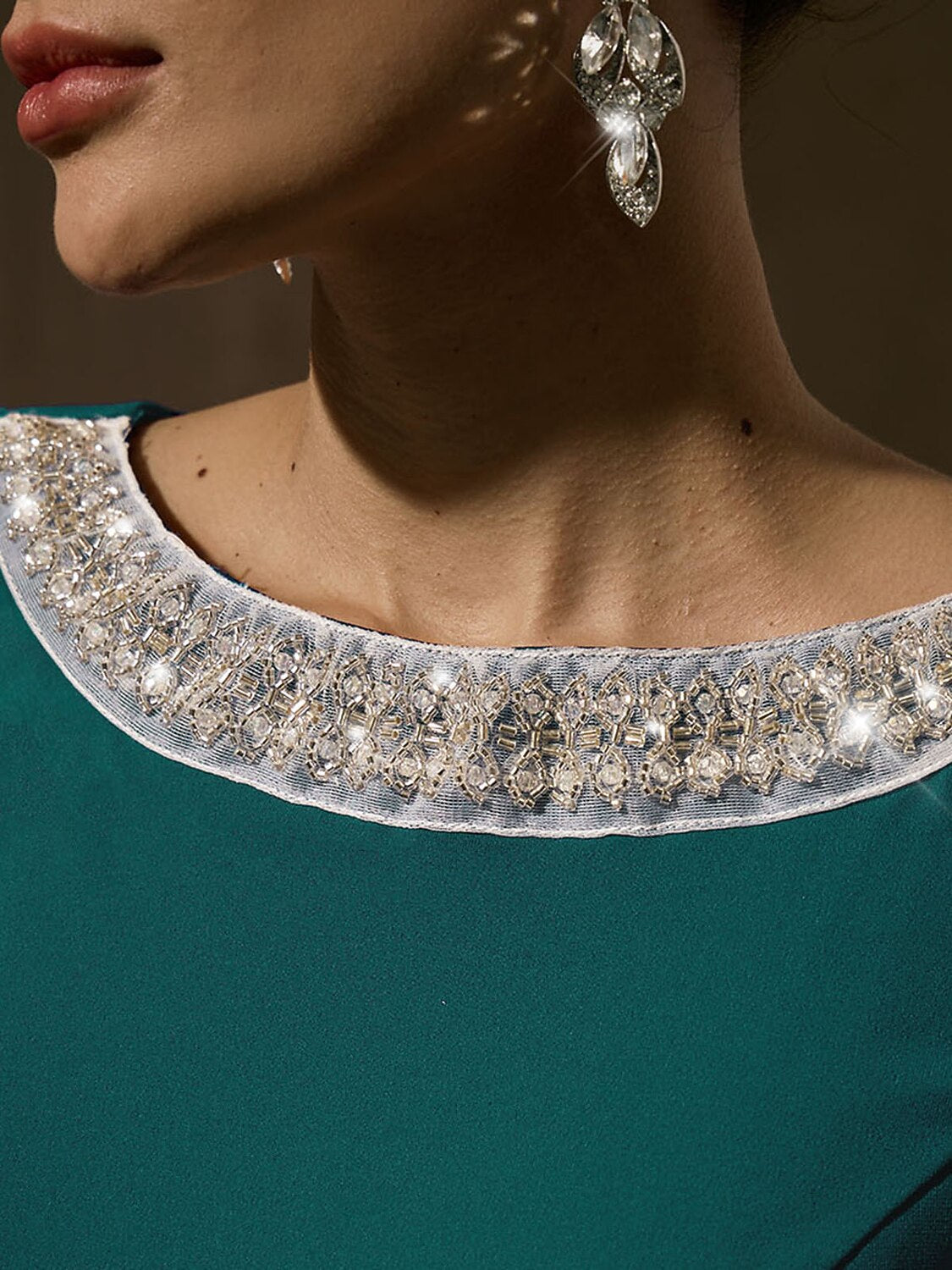 A-Linien-Maxikleid mit U-Boot-Ausschnitt, Rüschen und Strass-Detail am Halsausschnitt