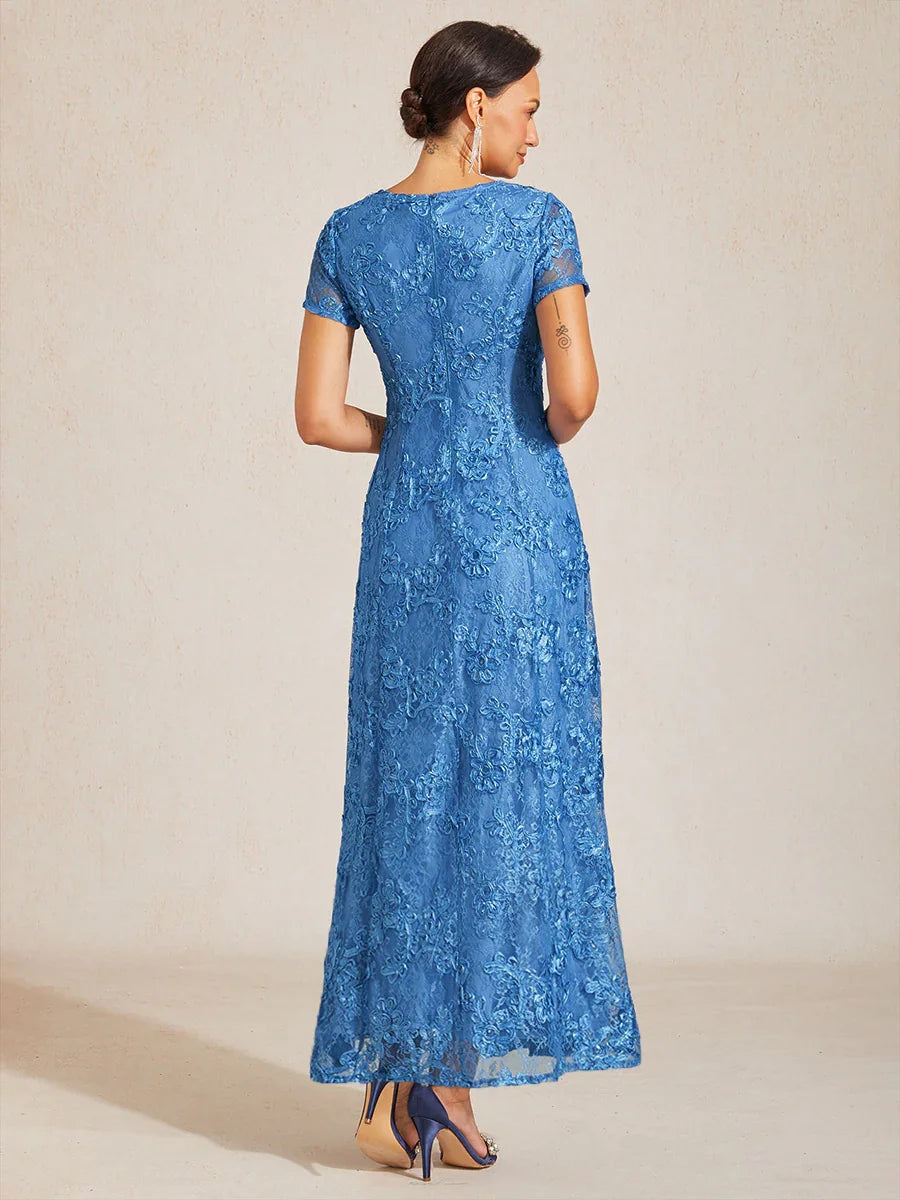 Abito a linea A con pizzo a rosetta e decorazioni in paillettes