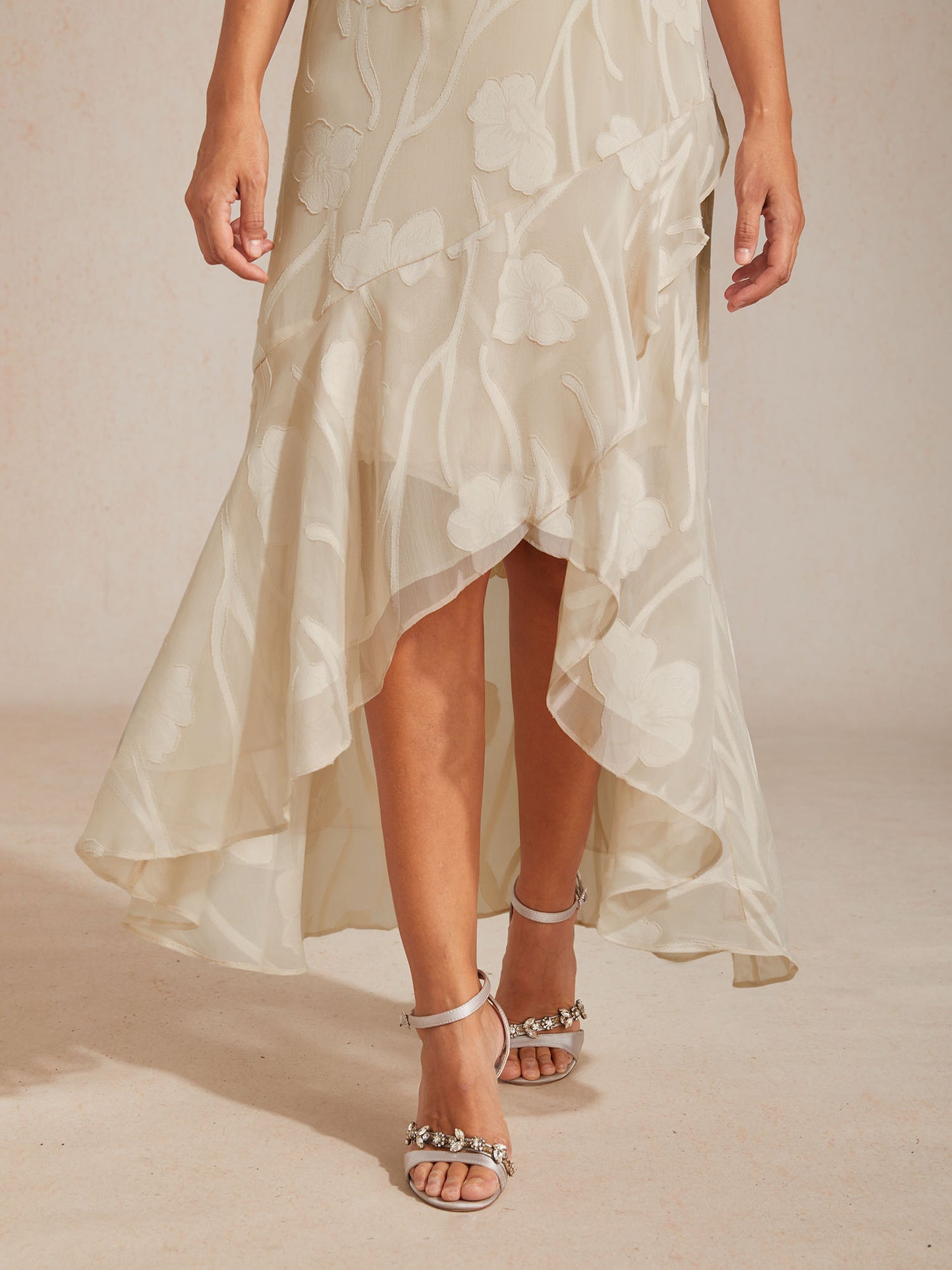 Ärmelloses Abendkleid aus Chiffon mit Blumenmuster und asymmetrischem Saum