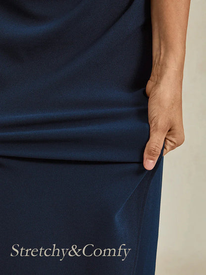 Elegante kokerjurk met contour en versierde halternek