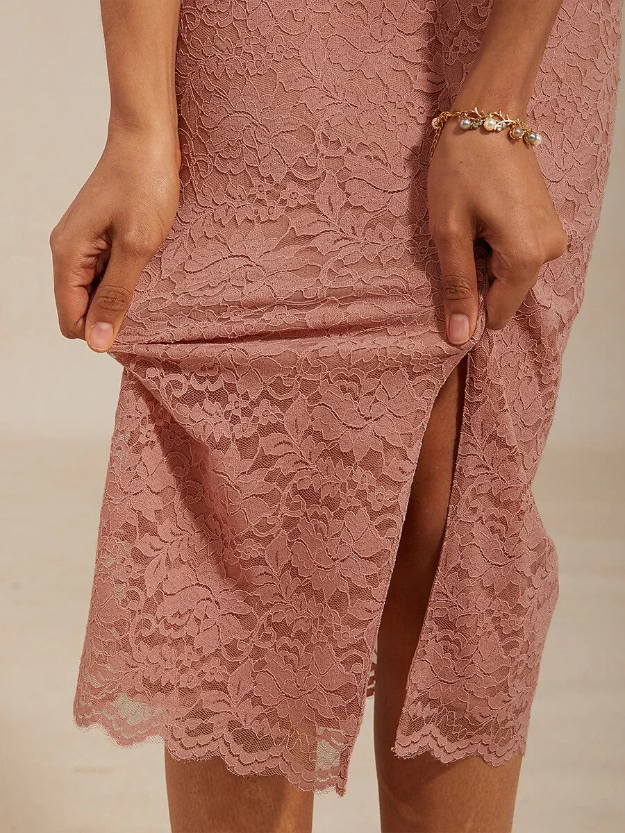 Midikleid aus Spitze mit Raffungen und Frontschlitz