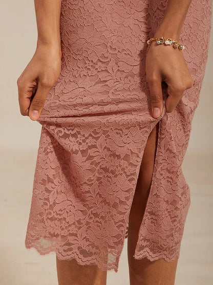 Midikleid aus Spitze mit Raffungen und Frontschlitz