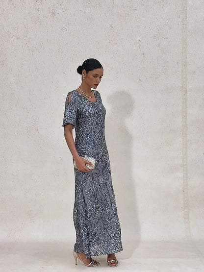 Elegantes Paillettenkleid mit V-Ausschnitt und kalten Schultern