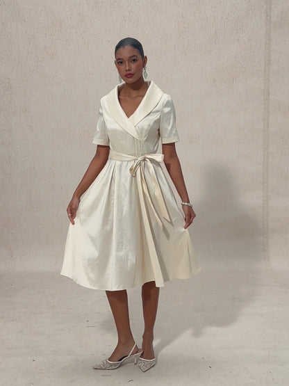 Robe en Taffetas Extensible à Col avec Ceinture à Nouer à la Taille