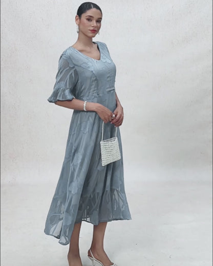 Maxikleid mit Rüschen und flatternder Spitze