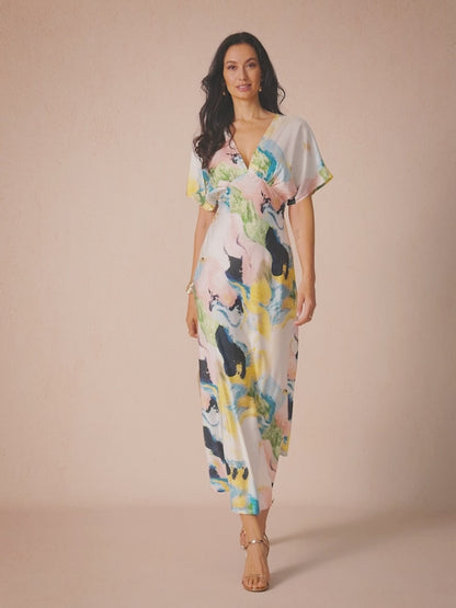 Abito lungo in satin con stampa marmorizzata tie dye