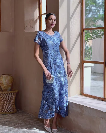 Abito lungo in pizzo con paillettes e rosette